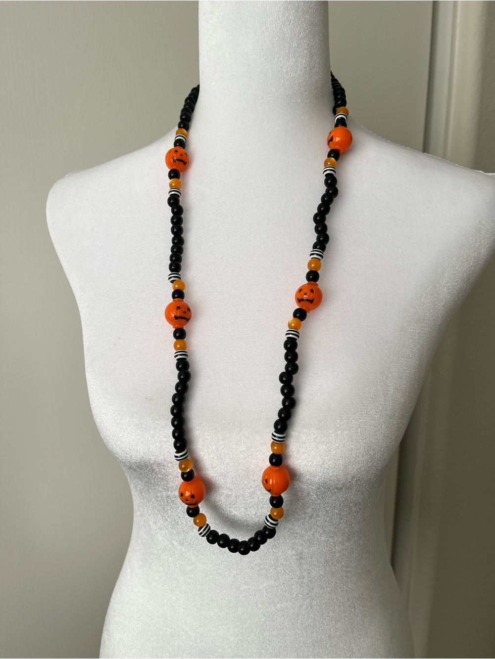 vintage acrylic halloween pumpkin jack o lantern necklace 30”